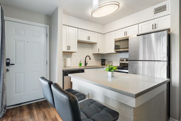 Fridge, microwave, oven, stovetop - Beautiful Studio in University Hills 4378 (Austin)