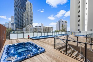 Outdoor spa tub - Cozy Twin Apartment with Ocean View (Surfers Paradise)