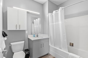 Hair dryer, towels - Charming 1BR Near Encore 7voa (Everett)