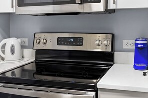 Refrigerador, microondas, horno y parrilla de estufa 