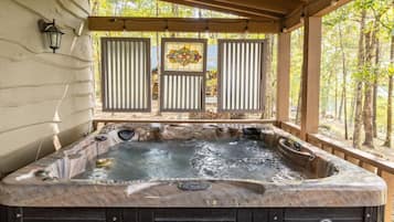 Outdoor spa tub