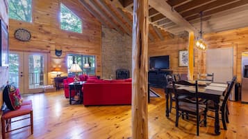 Een smart-tv en een open haard