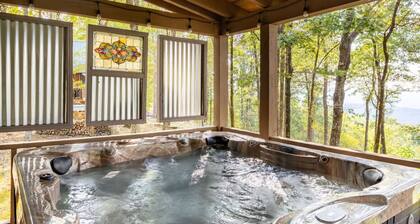 A Bear’s Lair! Hot Tub I Mountain & Sunset Views