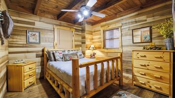 2 bedrooms, desk, free WiFi, bed sheets