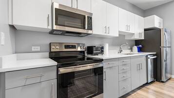 Geladeira, micro-ondas, fogão, cooktop