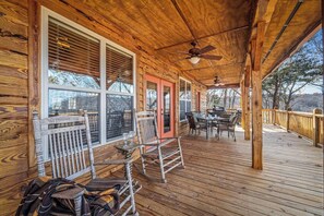 Outdoor dining - Brow Bella | Mt Views, Hot Tub & Porch (Mentone)