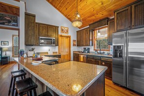 Kylskåp, mikrovågsugn, ugn och spishäll