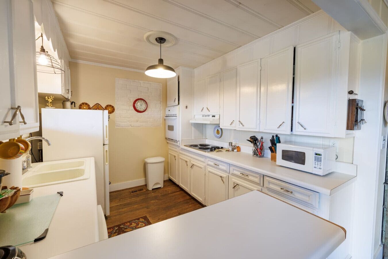 Kylskåp, mikrovågsugn, ugn och spishäll