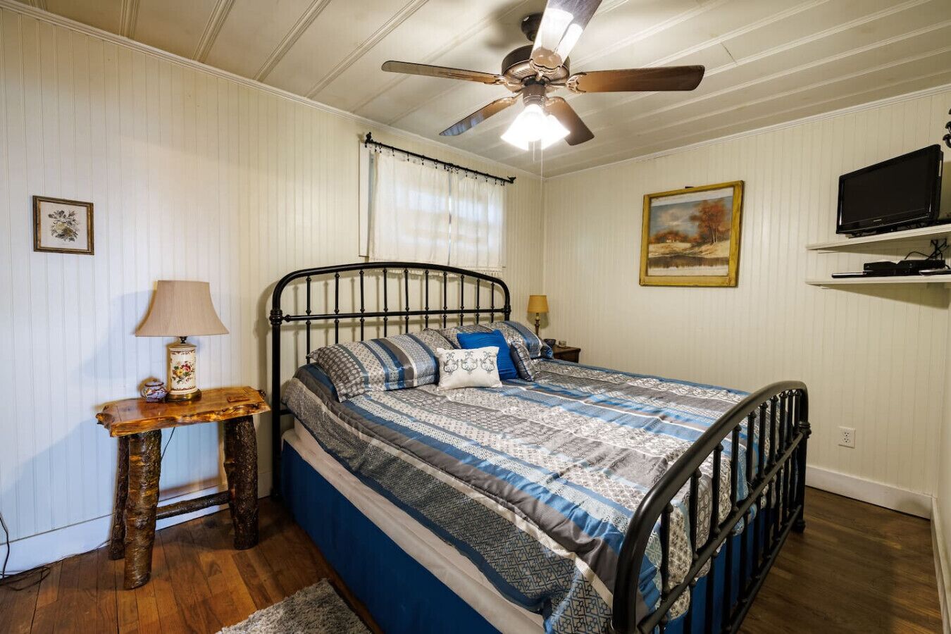 WiFi (無料)、ベッドシーツ