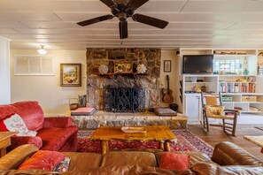 Televisie en een open haard