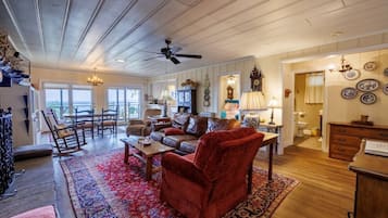 Televisión y chimenea