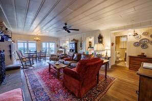 Televisie en een open haard