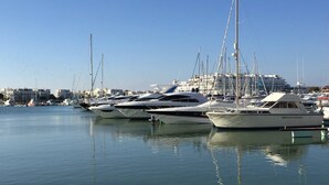 Un port de plaisance où sont amarrés plusieurs yachts.