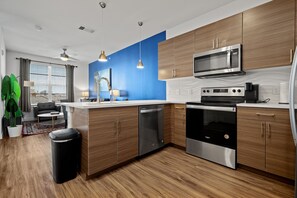 Fridge, microwave, oven, stovetop - Beautiful 1BR in Riverside h0u9 (Austin)