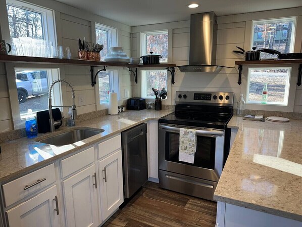 Een koelkast, een microgolfoven, een oven, een kookplaat