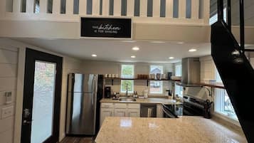 冰箱、微波炉、烤箱、炉灶