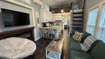 Televisie, een open haard en boeken