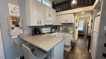 Een koelkast, een microgolfoven, een oven, een kookplaat