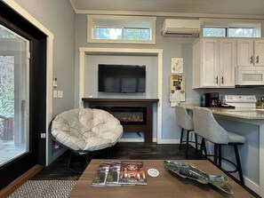 冷蔵庫、電子レンジ、オーブン、コンロ