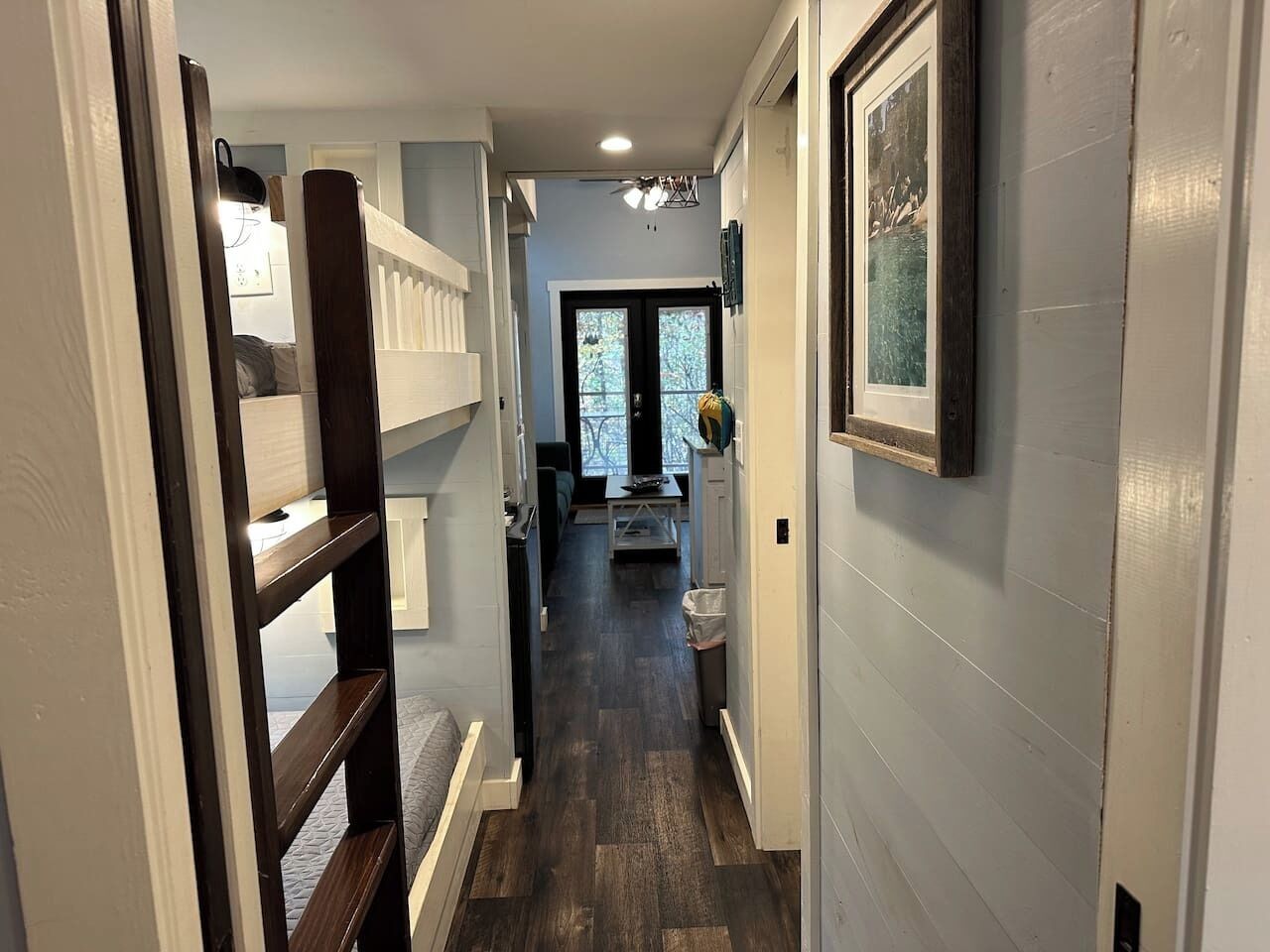 Escritorio, wifi gratis, ropa de cama