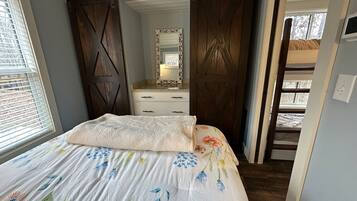 3 bedrooms, desk, free WiFi, bed sheets