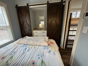 3 bedrooms, desk, free WiFi, bed sheets