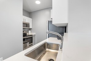 Kühlschrank, Mikrowelle, Ofen, Herdplatte