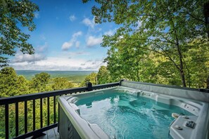 A hot tub with a panoramic view of a forested landscape. - Paradise Found - Lookout Mt Edge, Hot Tub & Views (Mentone)