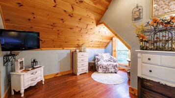 Een televisie en een open haard