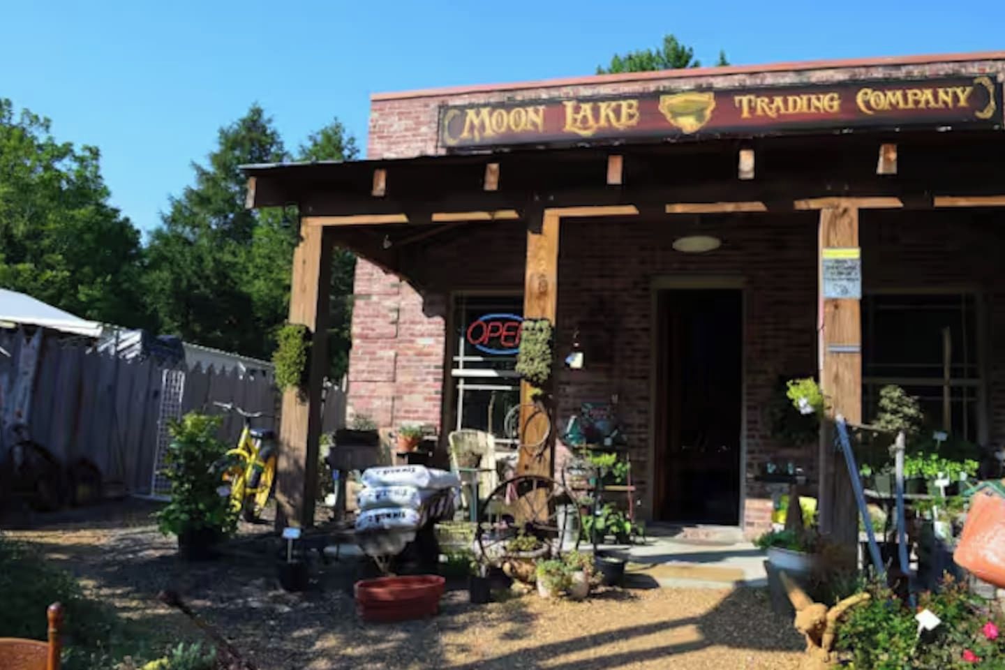 Ein Gebäude mit einem Schild, auf dem „Moon Lake Trading Company“ steht.