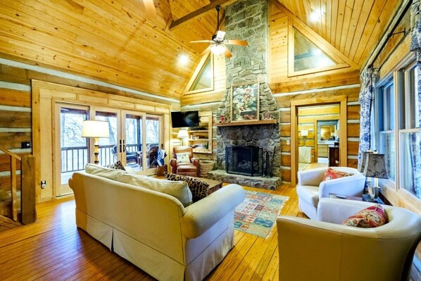 TV, peis, DVD-spiller og bøker