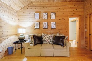 TV, fireplace, DVD player, books - Serene Getaway | Hot Tub & Mountain Views (Mentone)