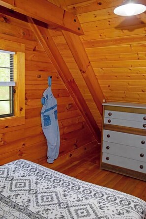 Desk, WiFi, bed sheets - Cabin in the Woods | Hot Tub, Fire Pit, BBQ (Mentone)