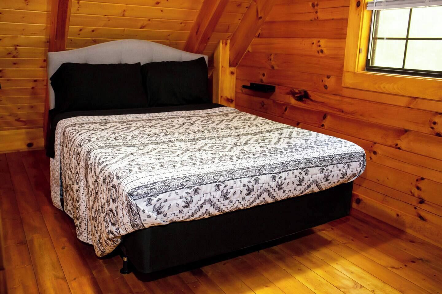 Desk, WiFi, bed sheets