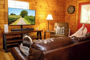 Cozy living room equipped with WiFi and a Smart TV for your entertainment. - Cabin in the Woods | Hot Tub, Fire Pit, BBQ (Mentone)
