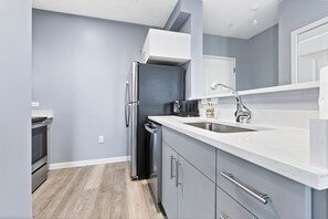 Fridge, microwave, oven, stovetop - 1BR Near Encore Boston gtai (Everett)