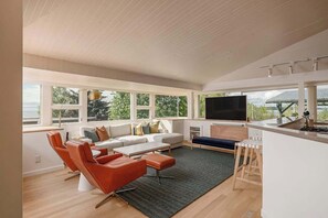 TV, fireplace, offices