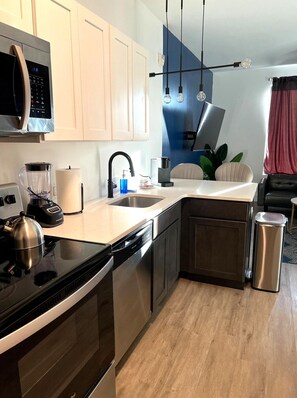 冷蔵庫、電子レンジ、オーブン、コンロ