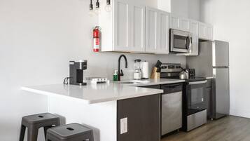 Refrigerador, microondas, horno, placa de cocina