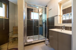 Dusche, Haartrockner, Handtücher