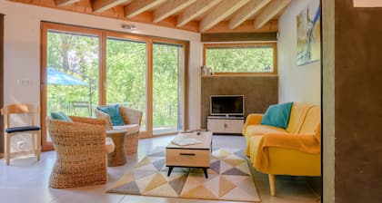 Holiday Home 'Charmante Maison En Bois' with Private Terrace, Private Garden and Wi-Fi