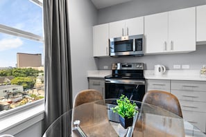 Fridge, microwave, oven, stovetop - Charming 1BR Near Encore ltne (Everett)
