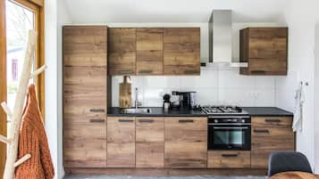 Frigorífico, microondas, placa de cocina y lavavajillas