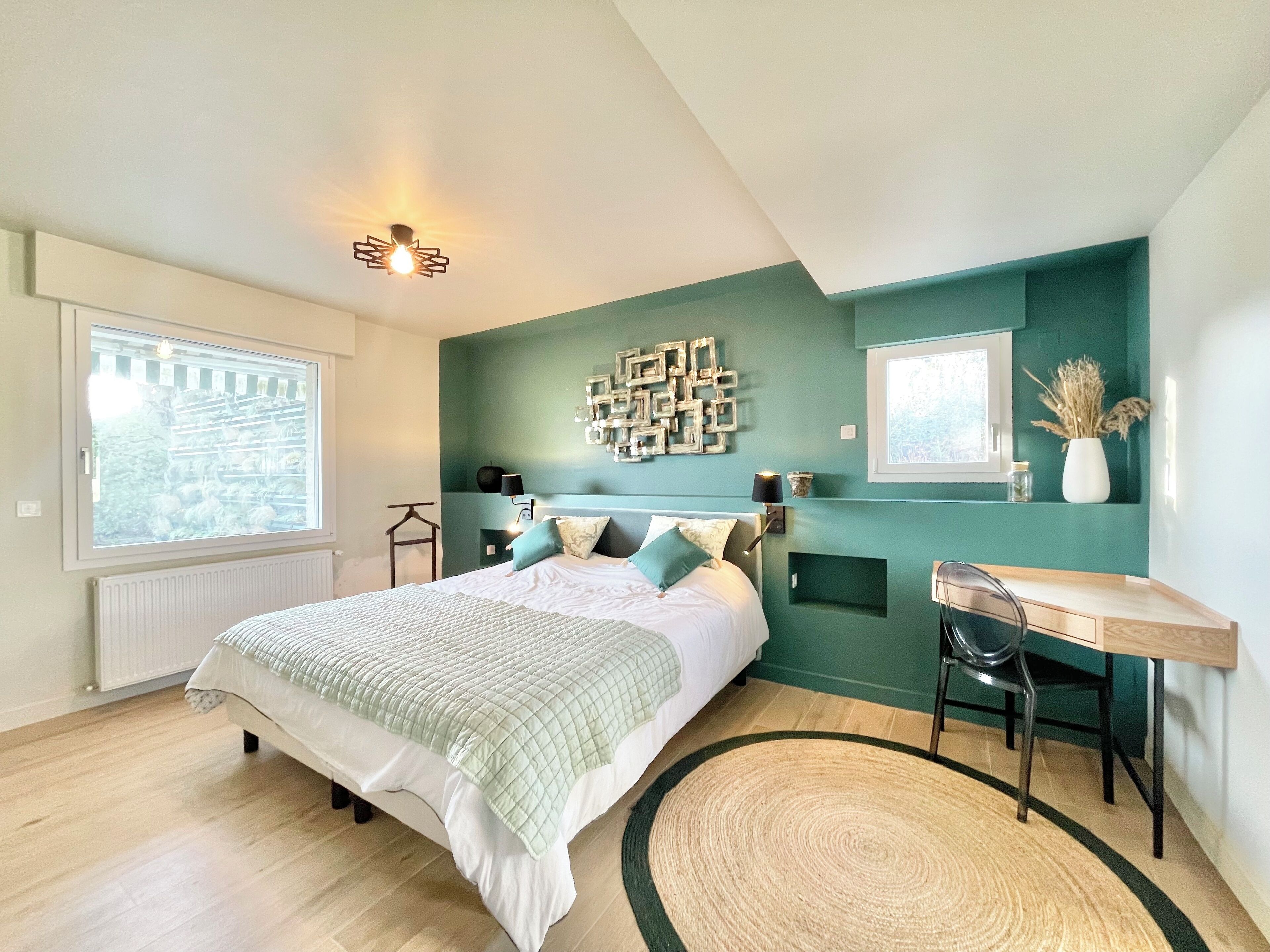 8 chambres, bureau, fer et planche à repasser, lit parapluie