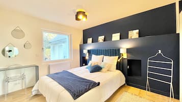 8 chambres, bureau, fer et planche Ă  repasser, lit parapluie