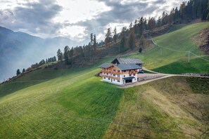 Exterior - Apartment 'Zeitvertreibr' with Mountain View, Shared Garden and Wi-Fi (Val d'Ultimo)