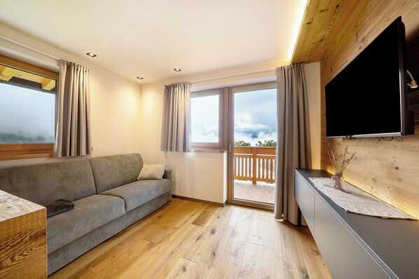 TV - Apartment 'Loach' with Mountain View, Shared Garden and Wi-Fi (Val d'Ultimo)