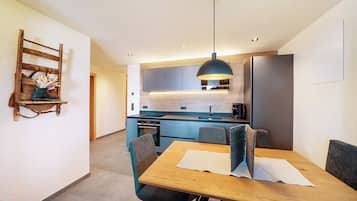 KĂŒhlschrank, Mikrowelle, Ofen, Herdplatte