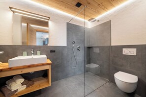 Een douche, een haardroger, handdoeken