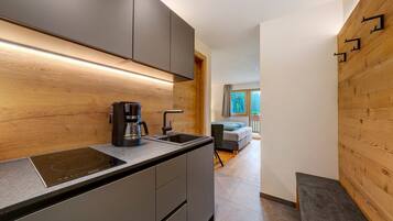 Een koelkast, een kookplaat, een koffiezetapparaat/waterkoker